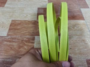 Cận cảnh dây đai đóng thùng màu vàng