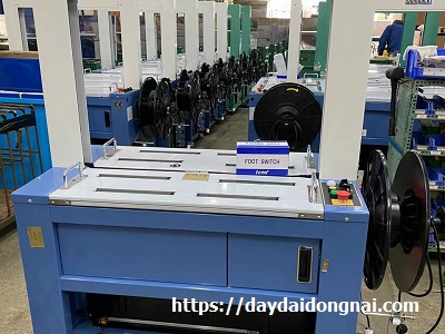 Máy đóng đai thùng tự động Máy đóng đai thùng tự động