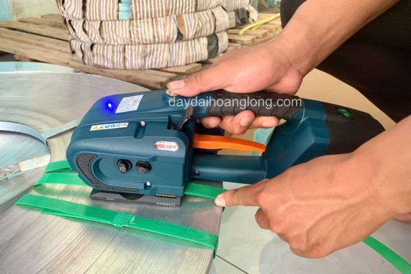 Kiện hàng được cố định chắc chắn bằng dây đai PET.