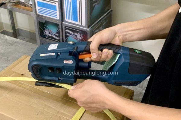 Thiết bị đóng đai nhựa cầm tay dùng trong kho xưởng.